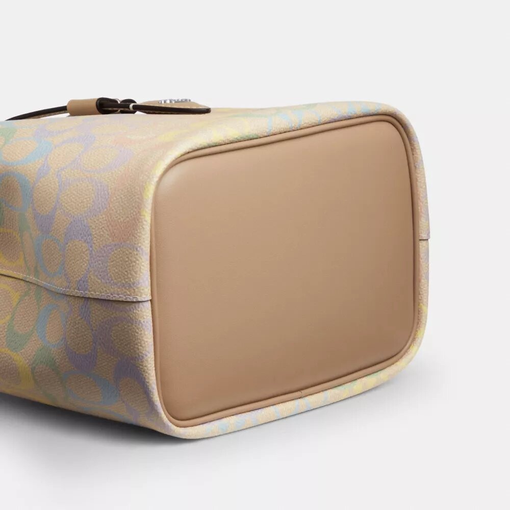 Bolso tipo cubo Rowan en Signature Canvas