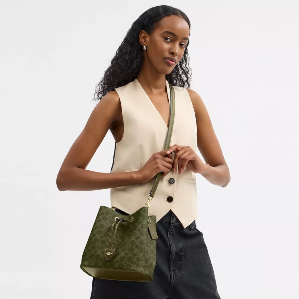 Bolso tipo cubo Rowan en Signature Canvas