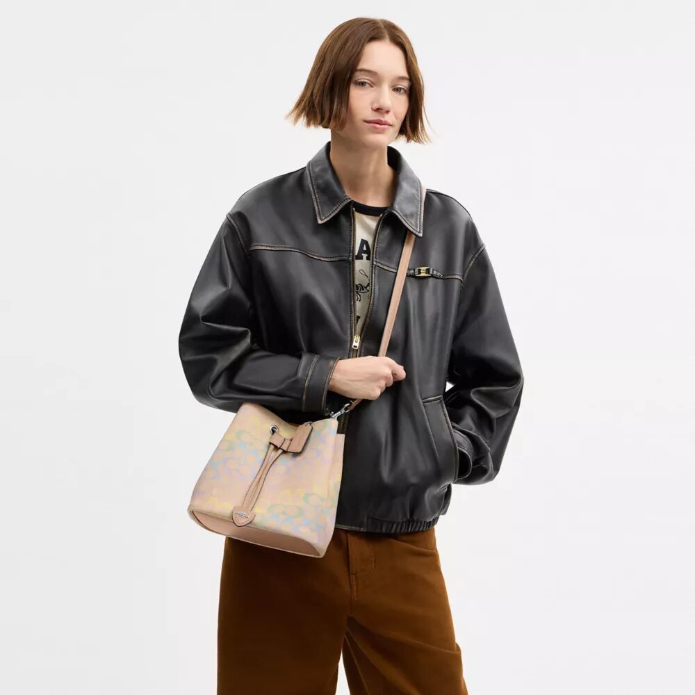 Bolso tipo cubo Rowan en Signature Canvas