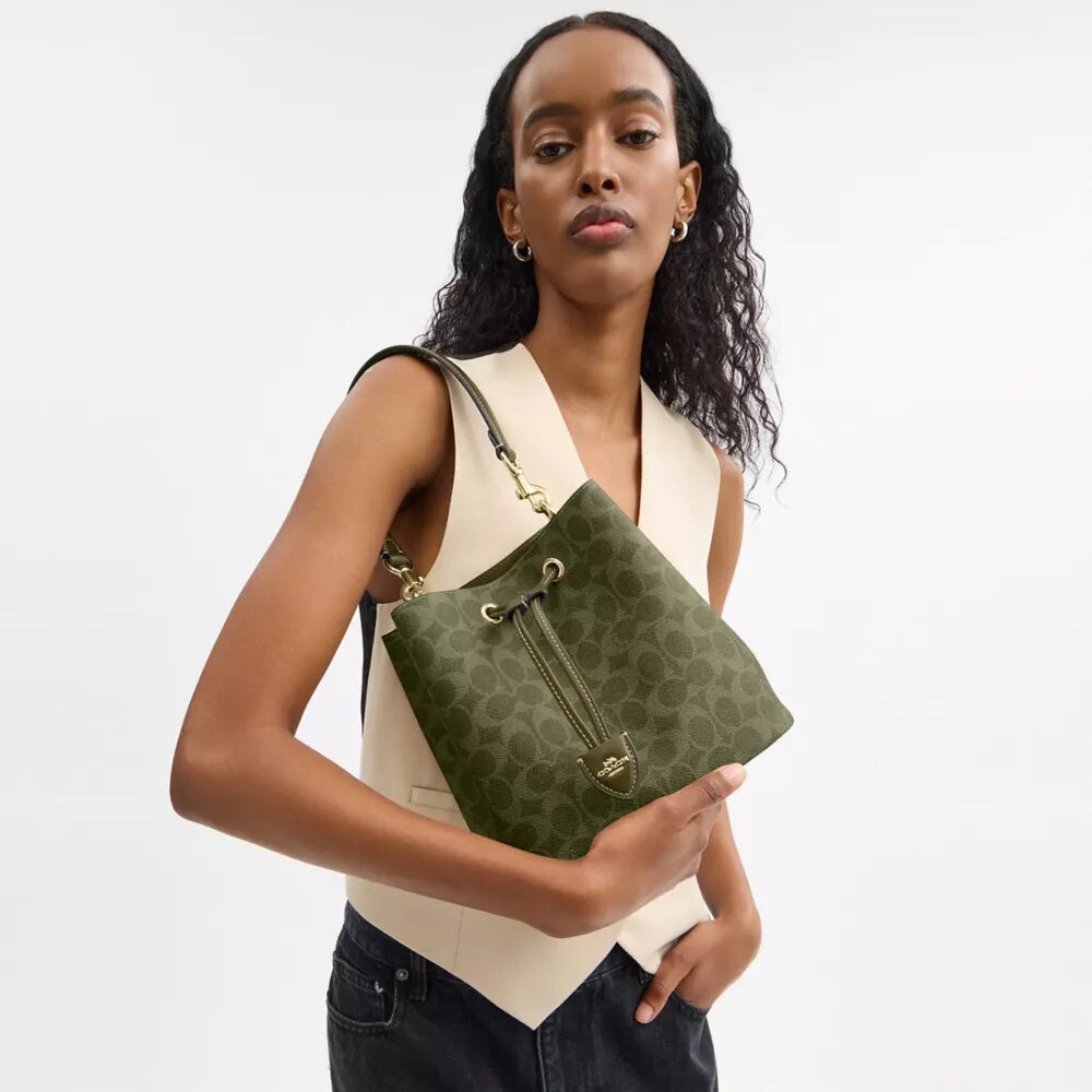 Bolso tipo cubo Rowan en Signature Canvas