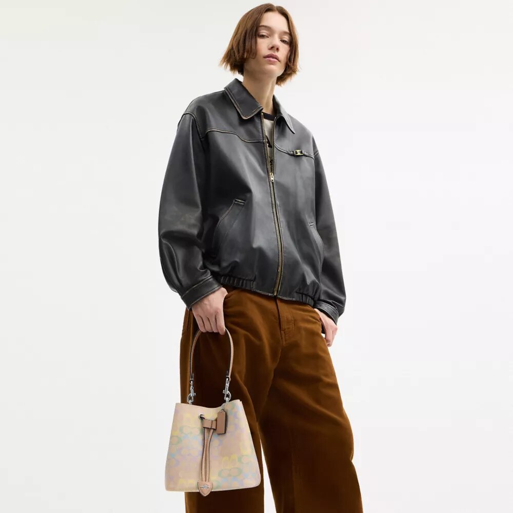Bolso tipo cubo Rowan en Signature Canvas