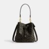 Bolso tipo cubo Rowan en Signature Canvas con Charms