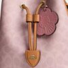 Bolso tipo cubo Rowan en Signature Canvas con Charms