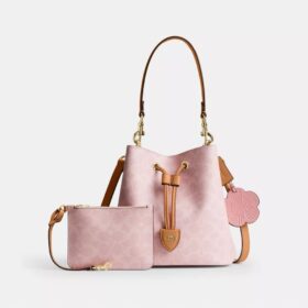 Bolso tipo cubo Rowan en Signature Canvas con Charms