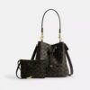 Bolso tipo cubo Rowan en Signature Canvas con Charms