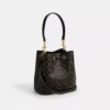 Bolso tipo cubo Rowan en Signature Canvas con Charms