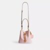 Bolso tipo cubo Rowan en Signature Canvas con Charms