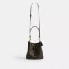 Bolso tipo cubo Rowan en Signature Canvas con Charms