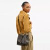 Bolso tipo cubo Rowan en Signature Canvas con Charms