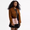 Bolso tipo cubo Rowan en Signature Canvas con Charms