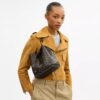 Bolso tipo cubo Rowan en Signature Canvas con Charms