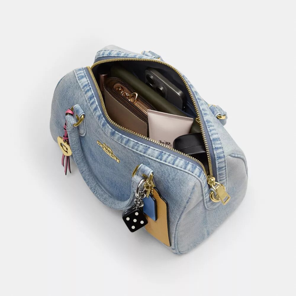 Bolso tipo satchel Rowan en denim desgastado con Charms