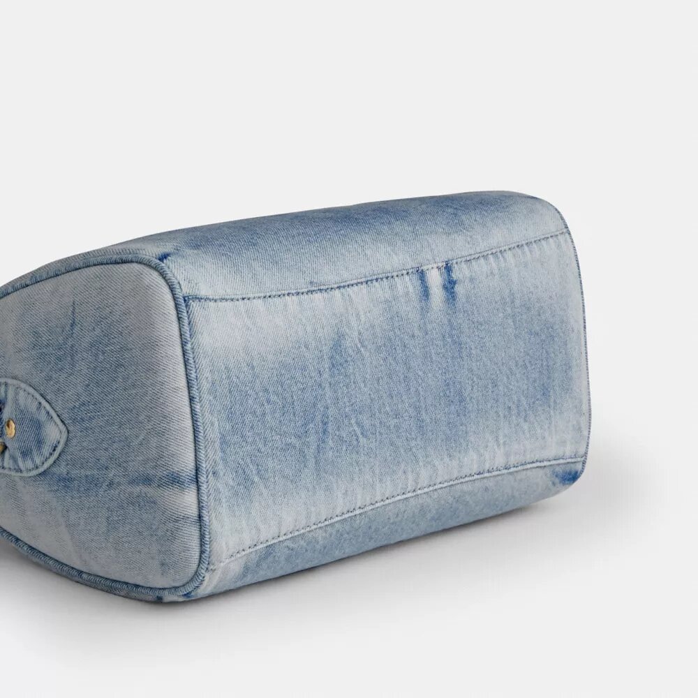 Bolso tipo satchel Rowan en denim desgastado con Charms