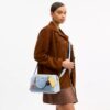 Bolso tipo satchel Rowan en denim desgastado con Charms