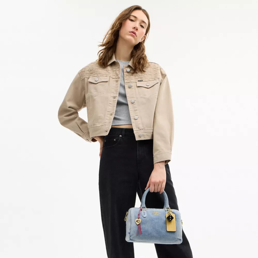 Bolso tipo satchel Rowan en denim desgastado con Charms