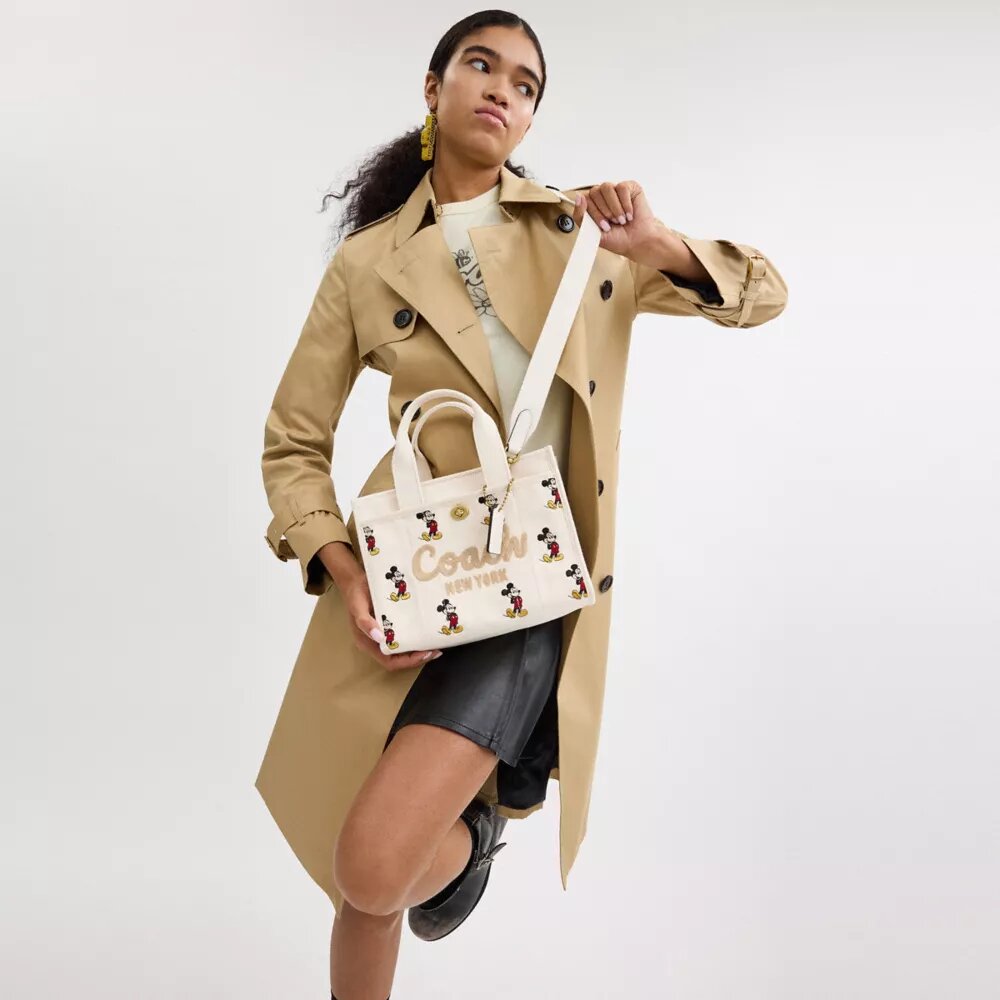 Bolso Tote Disney X Coach Cargo 26 con Mickey Mouse en lona de algodón regenerativo