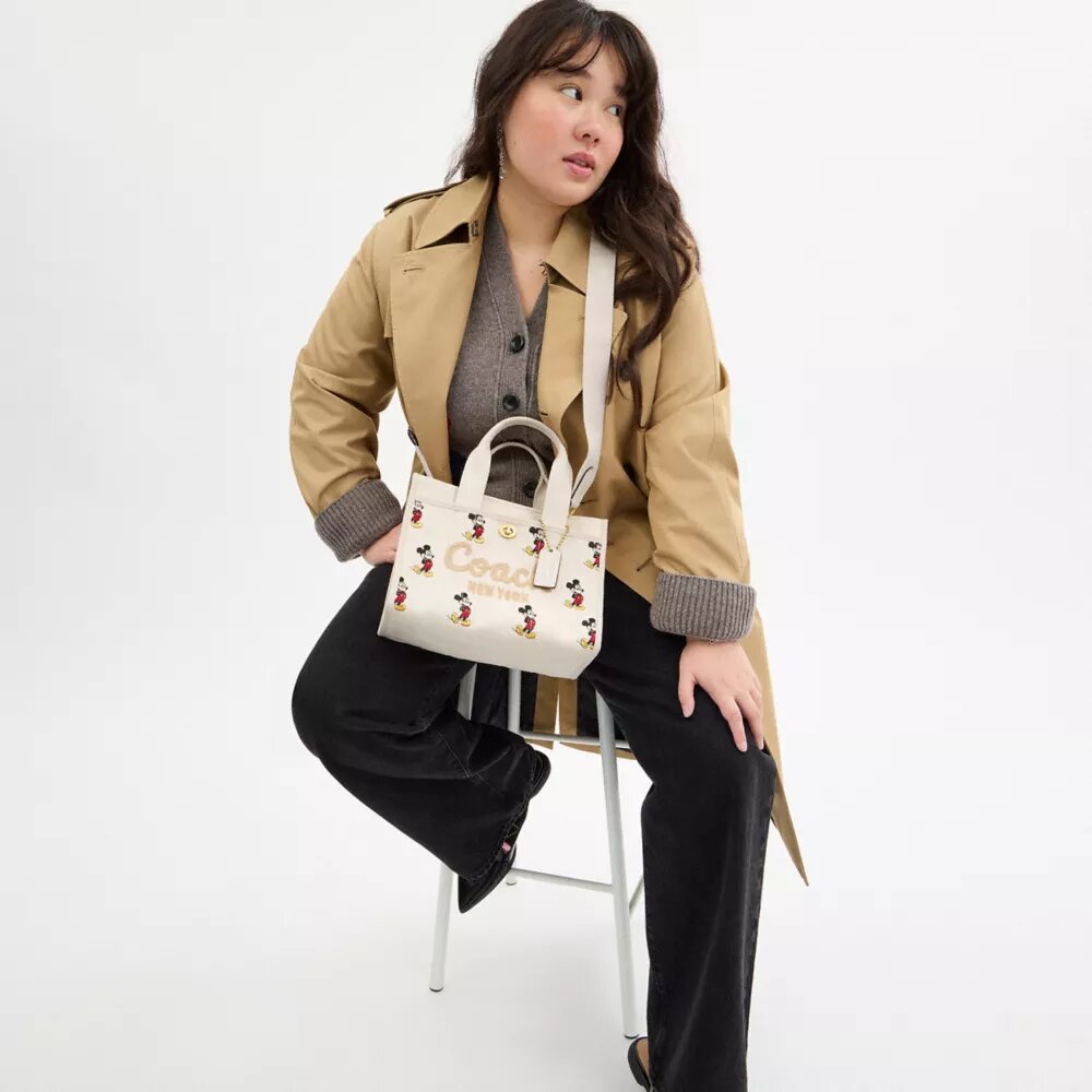 Bolso Tote Disney X Coach Cargo 26 con Mickey Mouse en lona de algodón regenerativo