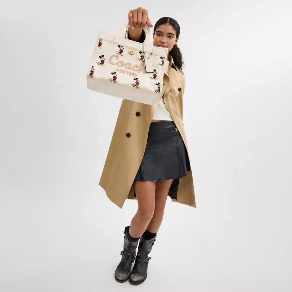 Bolso Tote Disney X Coach Cargo 26 con Mickey Mouse en lona de algodón regenerativo