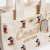 Bolso Tote Disney X Coach Cargo 26 con Mickey Mouse en lona de algodón regenerativo