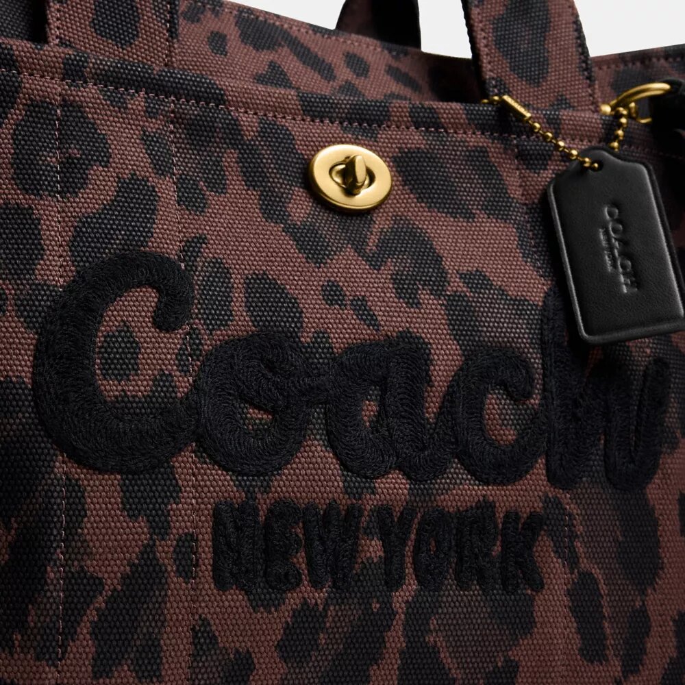 Bolso Tote tipo cargo con estampado de leopardo