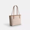 Bolso Tote urbano mediano en Signature Canvas
