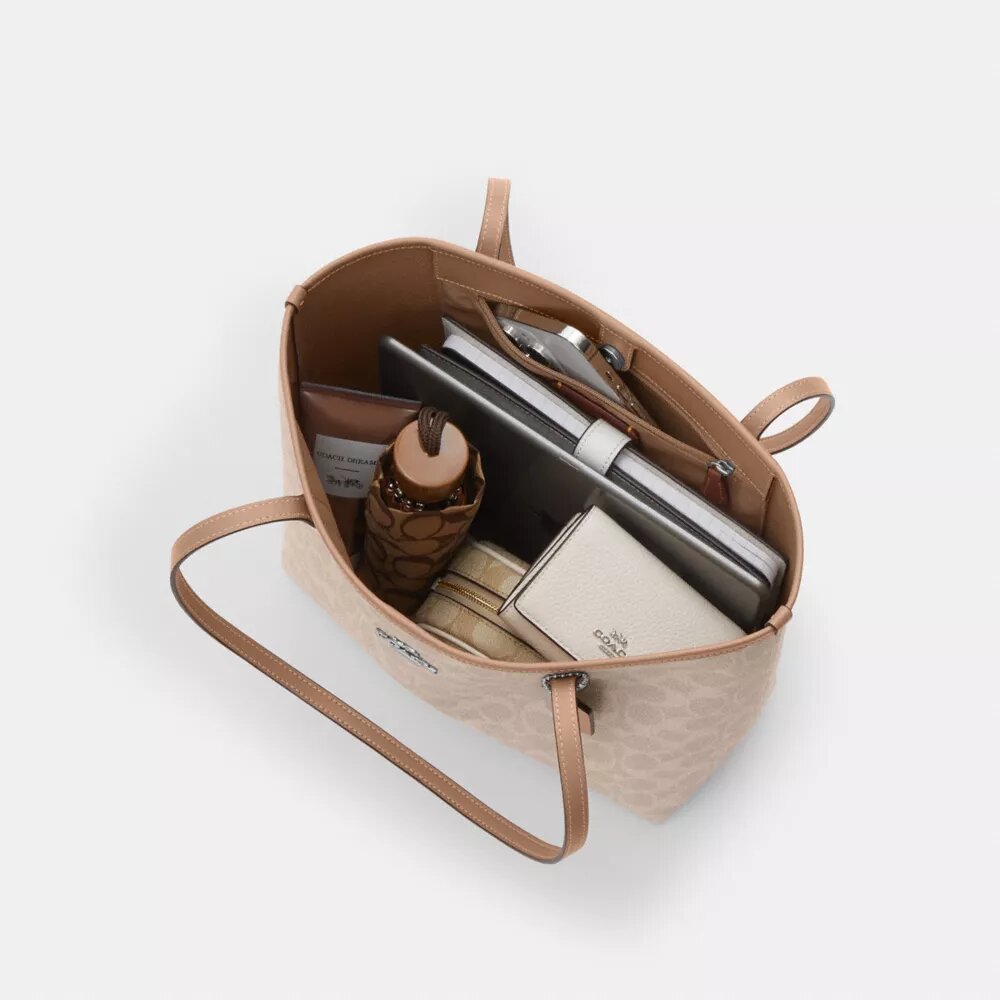 Bolso Tote urbano mediano en Signature Canvas