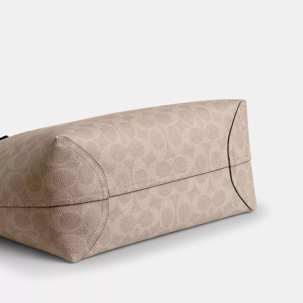 Bolso Tote urbano mediano en Signature Canvas