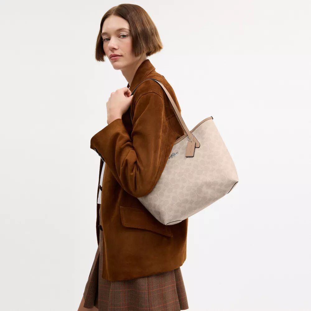 Bolso Tote urbano mediano en Signature Canvas