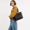 Bolso Tote urbano mediano en Signature Canvas