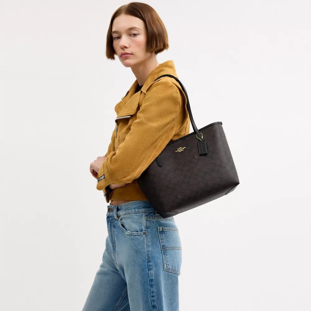 Bolso Tote urbano mediano en Signature Canvas
