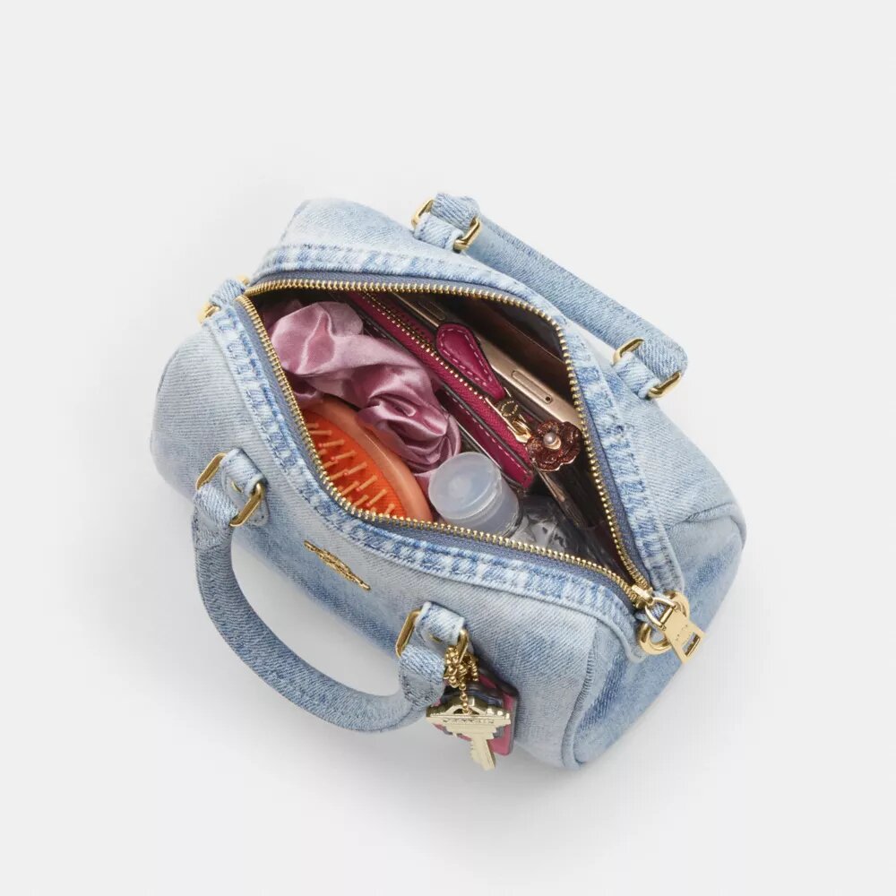 Bolsos bandolera Mini Rowan en denim desgastado con Charms