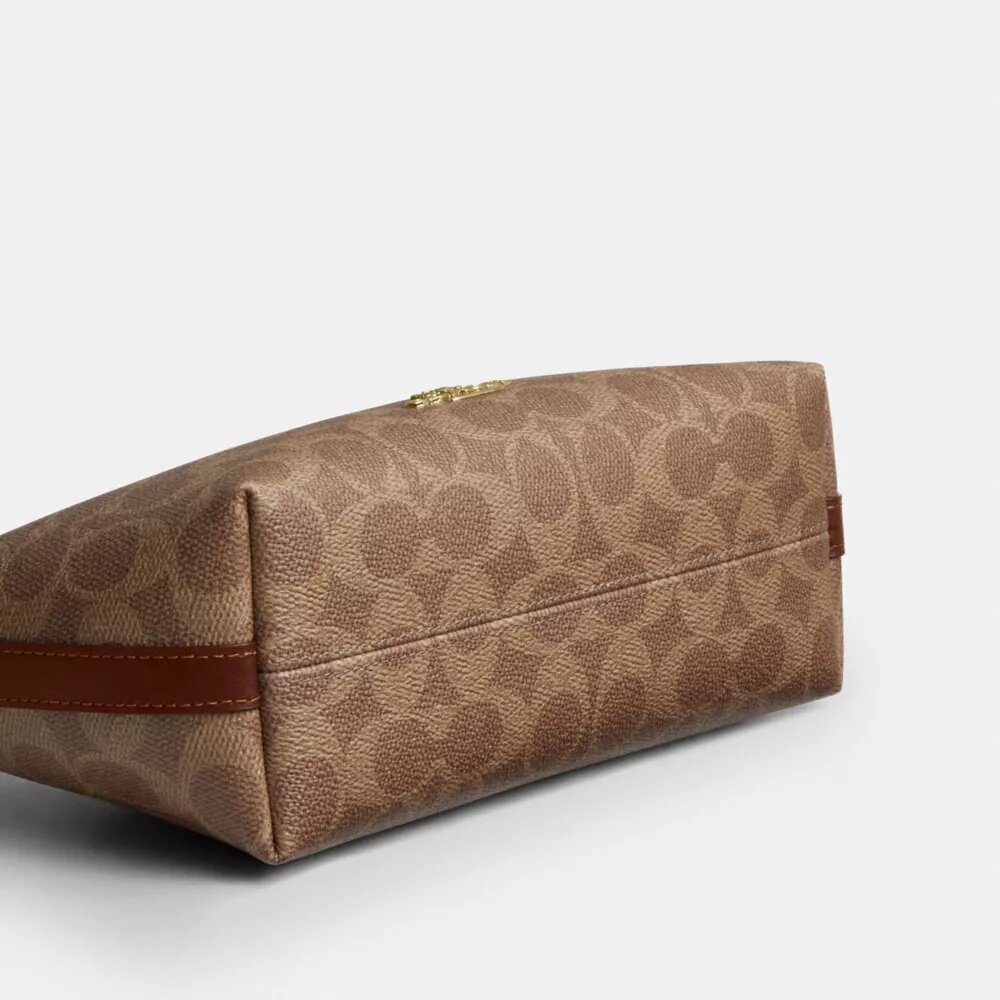 Bolsos de hombro Caitlin en Signature Canvas