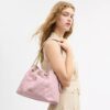 Bolsos de hombro Evelyn en denim desgastado con acolchado y Charms