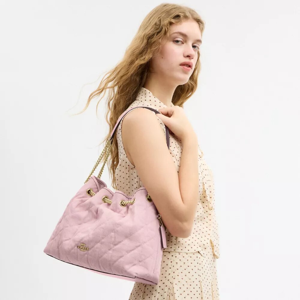 Bolsos de hombro Evelyn en denim desgastado con acolchado y Charms