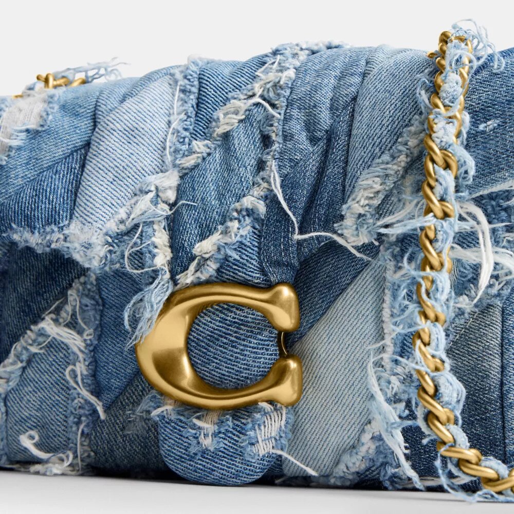 Bolsos de hombro Tabby 26 con acolchado de patchwork de denim reciclado