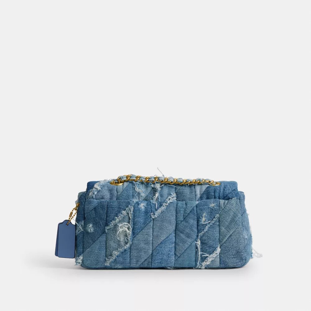Bolsos de hombro Tabby 26 con acolchado de patchwork de denim reciclado