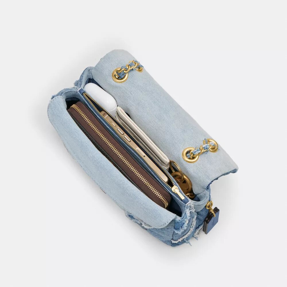 Bolsos de hombro Tabby 26 con acolchado de patchwork de denim reciclado
