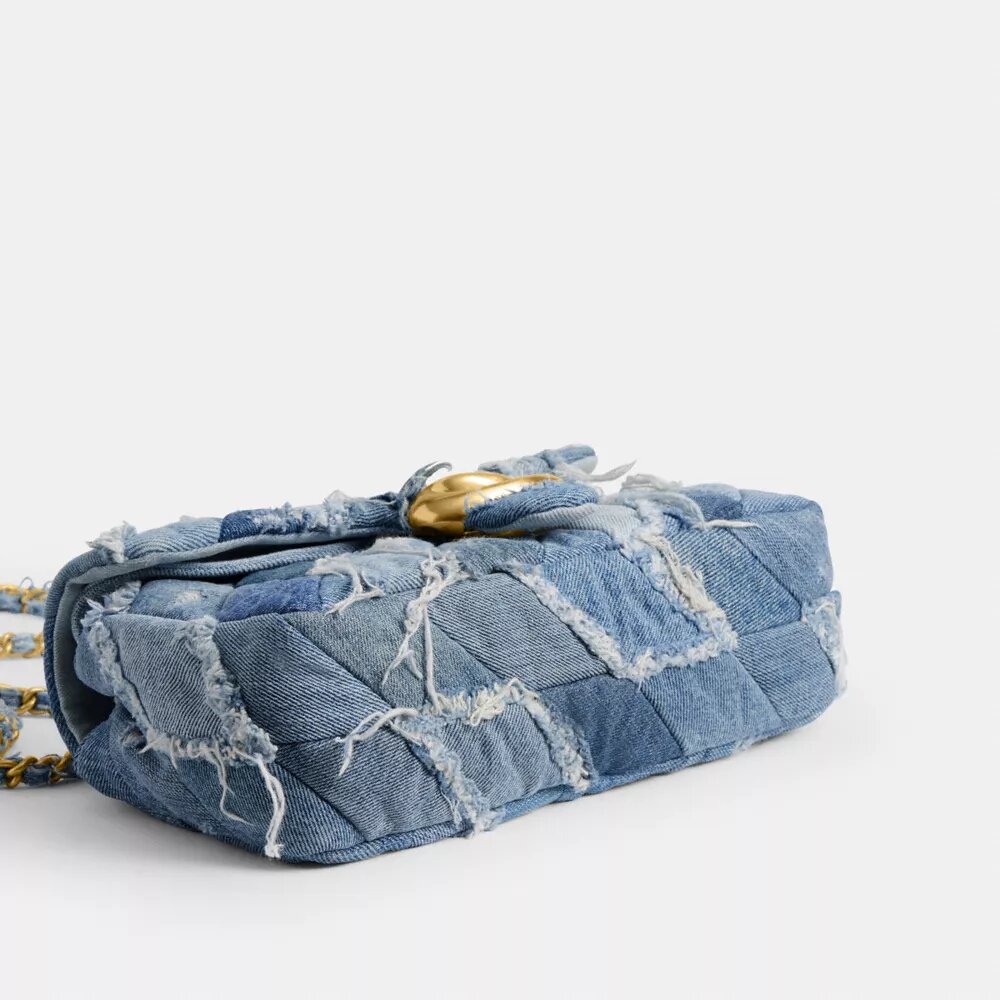 Bolsos de hombro Tabby 26 con acolchado de patchwork de denim reciclado