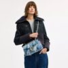 Bolsos de hombro Tabby 26 con acolchado de patchwork de denim reciclado