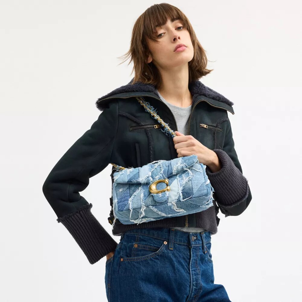 Bolsos de hombro Tabby 26 con acolchado de patchwork de denim reciclado