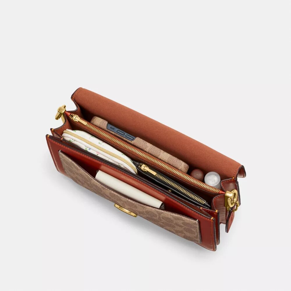 Bolsos de hombro Tabby de 26 pulgadas en Signature Canvas