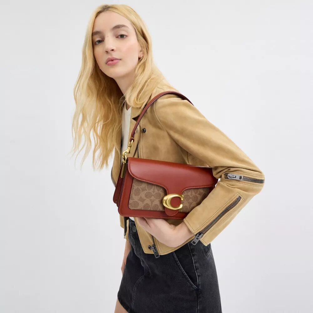 Bolsos de hombro Tabby de 26 pulgadas en Signature Canvas
