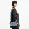 Bolsos de hombro Teri en denim desgastado con Charms