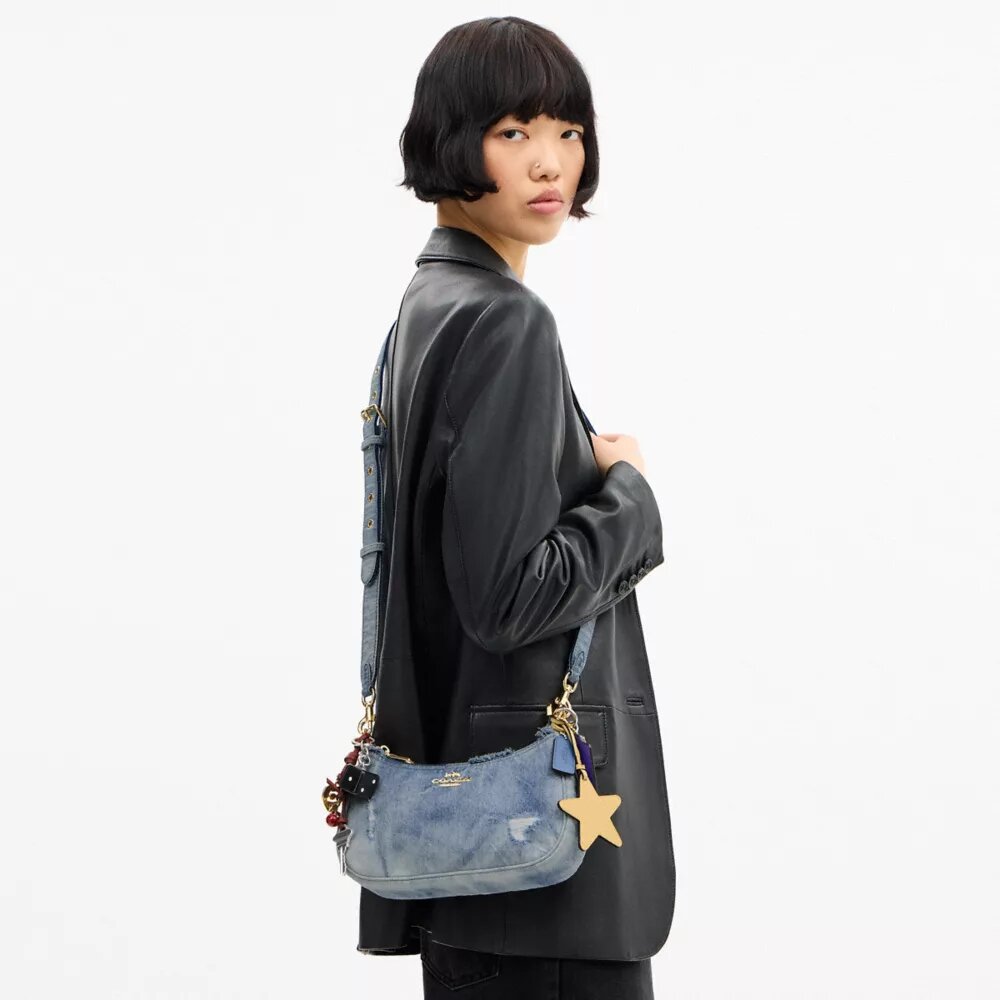 Bolsos de hombro Teri en denim desgastado con Charms
