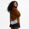 Bolsos de hombro Teri en denim desgastado con Charms