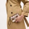 Bolsos de pulsera con cremallera en la esquina y estampado floral