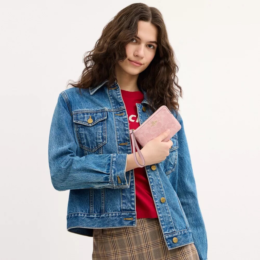 Bolsos de pulsera con cremallera en las esquinas en denim emblemático