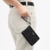 Bolsos de pulsera con cremallera en las esquinas en denim emblemático