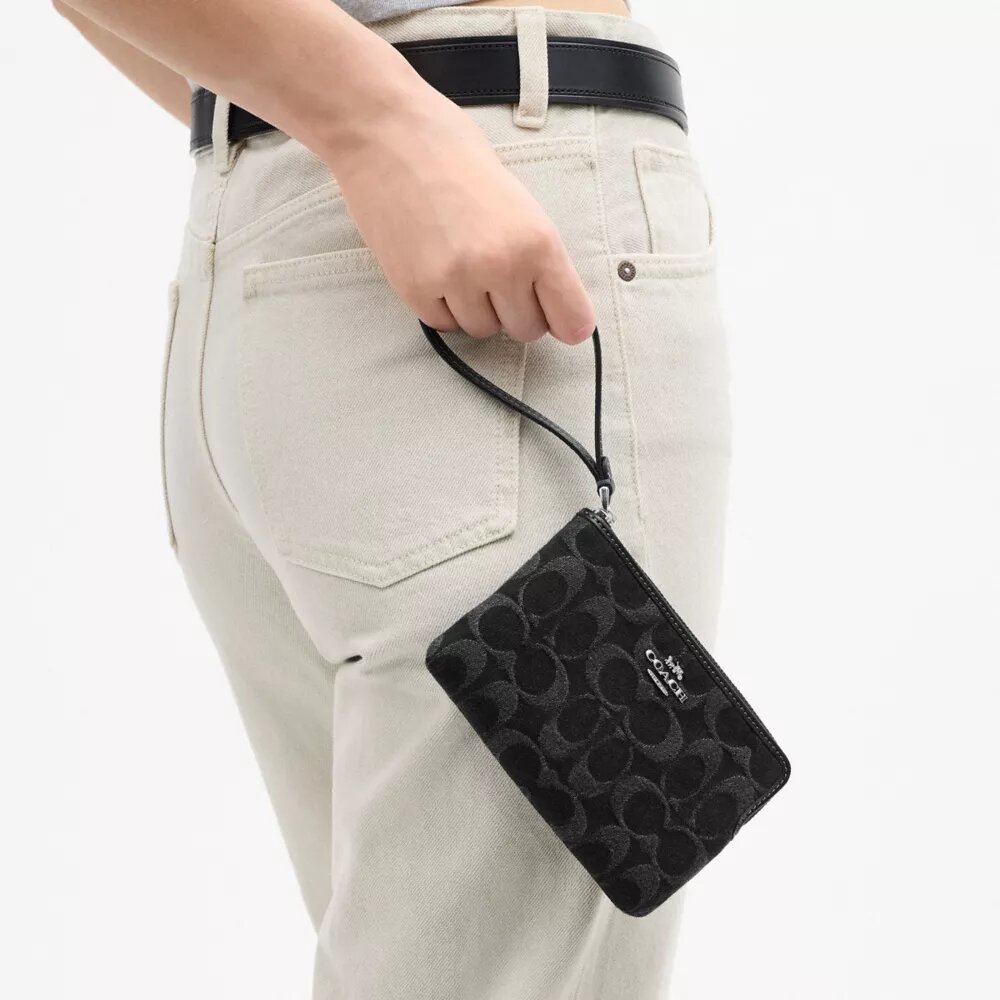 Bolsos de pulsera con cremallera en las esquinas en denim emblemático