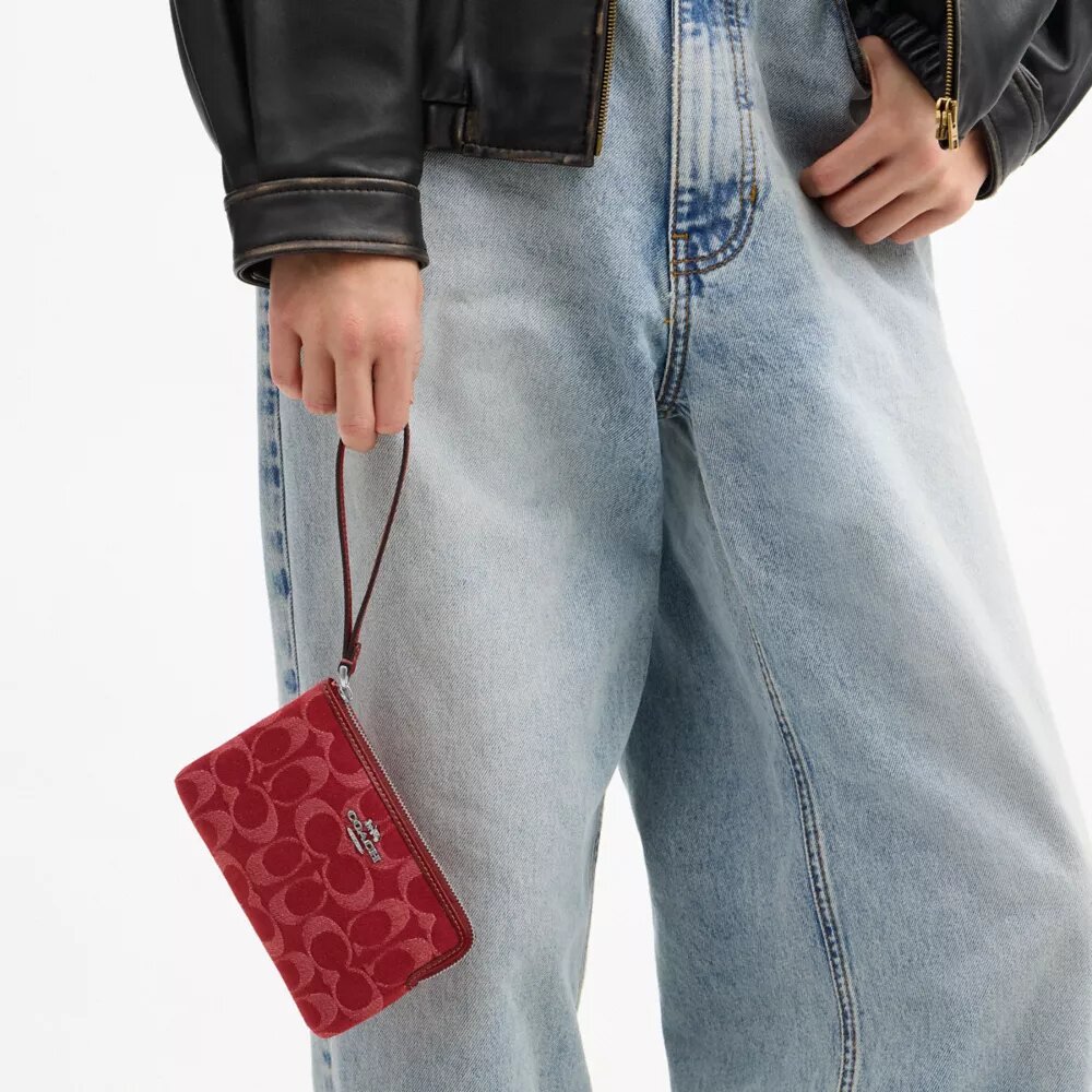 Bolsos de pulsera con cremallera en las esquinas en denim emblemático